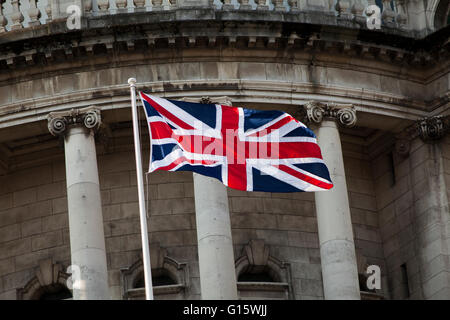 City Hall, Belfast, UK. 9. Mai 2016. Die Union und die europäische Flagge flog auf der Belfast City Hall anlässlich der Europa-Tag-Credit: Bonzo/Alamy Live News Stockfoto