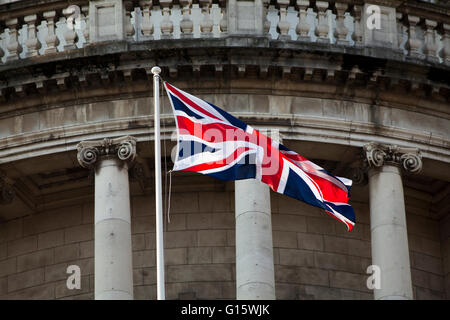 City Hall, Belfast, UK. 9. Mai 2016. Die Union und die europäische Flagge flog auf der Belfast City Hall anlässlich der Europa-Tag-Credit: Bonzo/Alamy Live News Stockfoto