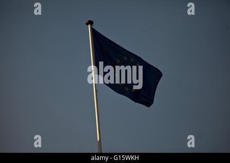 City Hall, Belfast, UK. 9. Mai 2016. Die Union und die europäische Flagge flog auf der Belfast City Hall anlässlich der Europa-Tag-Credit: Bonzo/Alamy Live News Stockfoto