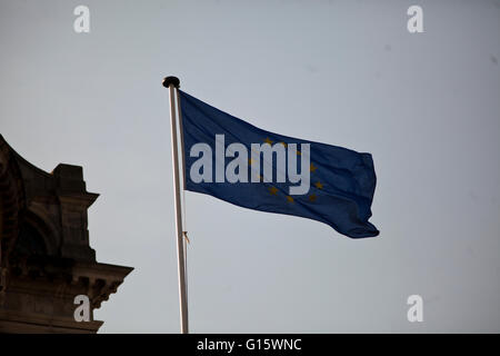 City Hall, Belfast, UK. 9. Mai 2016. Die Union und die europäische Flagge flog auf der Belfast City Hall anlässlich der Europa-Tag-Credit: Bonzo/Alamy Live News Stockfoto