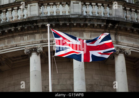 City Hall, Belfast, UK. 9. Mai 2016. Die Union und die europäische Flagge flog auf der Belfast City Hall anlässlich der Europa-Tag-Credit: Bonzo/Alamy Live News Stockfoto