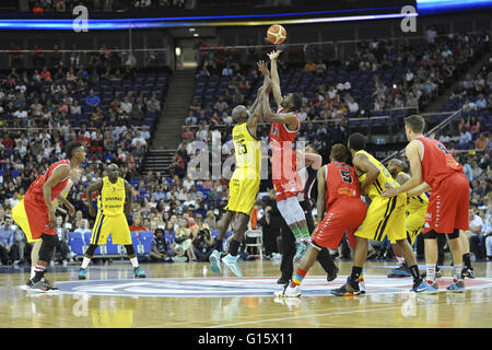 London, UK. 8. Mai 2016. Antone Robinson (Zentrum, Sheffield Haifische, No. 25) und TrayVonn Wright (Forward, Leicester Riders) stretching, um den Ball zu Beginn des Spiels zwischen Leicester Riders V Sheffield Haifische, British Basketball League Play-off-Finale, The O2, London, UK zu erreichen. Der eng umkämpften Finale sah fiel die Fahrer-Führung in der dritten Periode, aber ihr Angebot für eine historische Höhen kurz vor mehr als 12.000 Fans nach den Haien zum Sieg im letzten Quartal angetrieben. Das Endergebnis war Leicester Riders 77, Sheffield Haifische 84. Bildnachweis: Michael Preston/Alamy Live-Nachrichten Stockfoto