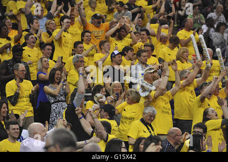 London, UK. 8. Mai 2016. Fans feiern als Sheffield Haie gewinnen der British Basketball League Play-off Finale in The O2, London, UK. Der eng umkämpften Finale sah fiel die Fahrer-Führung in der dritten Periode, aber ihr Angebot für eine historische Höhen kurz vor mehr als 12.000 Fans nach den Haien zum Sieg im letzten Quartal angetrieben. Das Endergebnis war Leicester Riders 77, Sheffield Haifische 84. Bildnachweis: Michael Preston/Alamy Live-Nachrichten Stockfoto