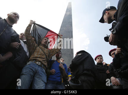 9. Mai 2016 - blockiert die Bereitschaftspolizei ukrainische rechtsextremen Aktivisten die Nationalisten Flagge halten und schreien Parolen neben dem Denkmal des unbekannten Soldaten in Kiew am 9. Mai 2016. Rechtsextremen Aktivisten brachte ukrainischen nationalistischen Flagge zu protestieren gegen die sowjetischen Slogans und Banner, die Menschen gebracht, die gedenken, die im zweiten Weltkrieg ums Leben kamen. © Swoboda Stepanov/ZUMA Draht/Alamy Live-Nachrichten Stockfoto