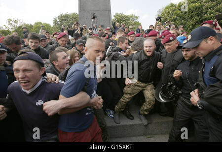 9. Mai 2016 - blockiert die Bereitschaftspolizei ukrainische rechtsextremen Aktivisten die Nationalisten Flagge halten und schreien Parolen neben dem Denkmal des unbekannten Soldaten in Kiew am 9. Mai 2016. Rechtsextremen Aktivisten brachte ukrainischen nationalistischen Flagge zu protestieren gegen die sowjetischen Slogans und Banner, die Menschen gebracht, die gedenken, die im zweiten Weltkrieg ums Leben kamen. © Swoboda Stepanov/ZUMA Draht/Alamy Live-Nachrichten Stockfoto