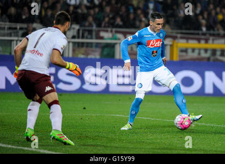 Turin, Italien. 8. Mai, 2016: Jose Maria Callejon (rechts) Noten während der Fußball-Serie A Spiel zwischen FC Torino und SSC Napoli Stockfoto