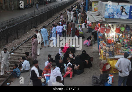 Bei Cantt Station Passagiere sitzen im Zug am Bahnsteig als Züge besorgt sind spät von ihren ursprünglichen Zeitpläne mit einem Güterzug in Hyderabad am Montag kollidierte. Stockfoto