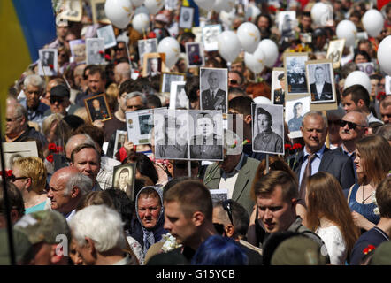 Kiew, Ukraine. 9. Mai 2016. Ukrainer halten Porträts von Verwandten, da sie den unsterblichen Regiment Marsch für Victory Day Feierlichkeiten in Kiew, Ukraine, 9. Mai 2016 teilnehmen. Ukraine Mark 71. Jahrestag des Sieges über Nazi-Deutschland im zweiten Weltkrieg. © Serg Glovny/ZUMA Draht/Alamy Live-Nachrichten Stockfoto