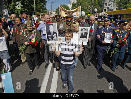 Kiew, Ukraine. 9. Mai 2016. Ukrainer halten Porträts von Verwandten, da sie den unsterblichen Regiment Marsch für Victory Day Feierlichkeiten in Kiew, Ukraine, 9. Mai 2016 teilnehmen. Ukraine Mark 71. Jahrestag des Sieges über Nazi-Deutschland im zweiten Weltkrieg. © Serg Glovny/ZUMA Draht/Alamy Live-Nachrichten Stockfoto