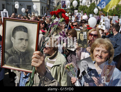 Kiew, Ukraine. 9. Mai 2016. Ukrainer halten Porträts von Verwandten, da sie den unsterblichen Regiment Marsch für Victory Day Feierlichkeiten in Kiew, Ukraine, 9. Mai 2016 teilnehmen. Ukraine Mark 71. Jahrestag des Sieges über Nazi-Deutschland im zweiten Weltkrieg. © Serg Glovny/ZUMA Draht/Alamy Live-Nachrichten Stockfoto