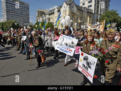 Kiew, Ukraine. 9. Mai 2016. Ukrainer besuchen den unsterblichen Regiment Marsch für Victory Day Feierlichkeiten in Kiew, Ukraine, 9. Mai 2016. Ukraine Mark 71. Jahrestag des Sieges über Nazi-Deutschland im zweiten Weltkrieg. © Serg Glovny/ZUMA Draht/Alamy Live-Nachrichten Stockfoto