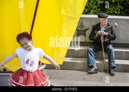 Kiew, Kiew, Ukraine. 9. Mai 2016. Veteran ruht während der Feierlichkeiten in der Erinnerung des am 9. Mai den zweiten Weltkrieg, Tag des Sieges, in das ewige Feuer-Denkmal in Kiew, Ukraine. © Celestino Arce/ZUMA Draht/Alamy Live-Nachrichten Stockfoto