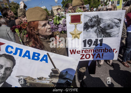 Kiew, Kiew, Ukraine. 9. Mai 2016. Eine Frau zeigt Plakate des zweiten Weltkriegs weiblichen Märtyrer, Zoya Kosmodemyanskaya, während der Feierlichkeiten in der Erinnerung des am 9. Mai den zweiten Weltkrieg, Tag des Sieges, in das ewige Feuer-Denkmal in Kiew, Ukraine. © Celestino Arce/ZUMA Draht/Alamy Live-Nachrichten Stockfoto