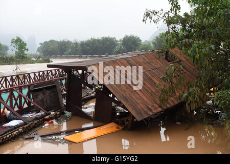 (160509)--YANGSHUO, 9. Mai 2016 (Xinhua)--Foto aufgenommen am 9. Mai 2016 zeigt ein beschädigtes Haus zerstört durch Hochwasser am Yulong Scenic Area in Yangshuo County, South China Guangxi Zhuang Autonome Region. Mehr als 300.000 Menschen waren betroffen Gewitter ausgelöste Überschwemmungen in Guangxi seit dem 4. Mai, verursacht eine Person tot und ein fehlt.  (Xinhua/Lu Boan) (Yxb) Stockfoto