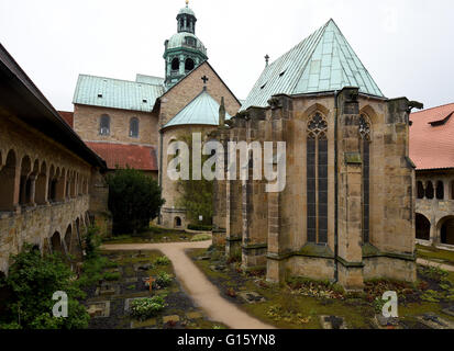 Hildesheim, Deutschland. 27. April 2016. Der Innenhof des Hildesheimer Dom mit der 1000-Jahr-alten Rosenbusch (Rückseite C) in Hildesheim, Deutschland, 27. April 2016. Foto: HOLGER HOLLEMANN/Dpa/Alamy Live News Stockfoto