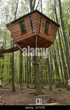 Witzenhausen, Deutschland. 29. April 2016. Blick auf das Haupthaus der Baumhaus Herberge in der Nähe von Witzenhausen, Deutschland, 29. April 2016. Foto: UWE ZUCCHI/Dpa/Alamy Live News Stockfoto