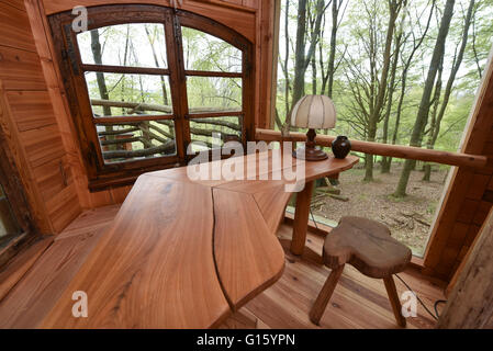 Witzenhausen, Deutschland. 29. April 2016. Blick auf einen hölzernen Schreibtisch im Kork Haus der Baumhaus Herberge befindet sich in einem Wald in der Nähe von Witzenhausen, Deutschland, 29. April 2016. Foto: UWE ZUCCHI/Dpa/Alamy Live News Stockfoto