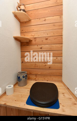 Witzenhausen, Deutschland. 29. April 2016. Blick auf die Trockentoilette im Kork Haus der Baumhaus Herberge befindet sich in einem Wald in der Nähe von Witzenhausen, Deutschland, 29. April 2016. Foto: UWE ZUCCHI/Dpa/Alamy Live News Stockfoto