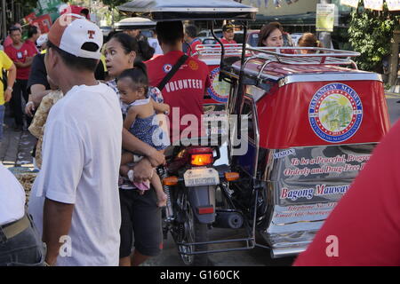 Mandaluyong, Philippinen. 9. Mai 2016. Millionen Stimmen für die Philippinen Präsidentschaftswahl. Philippinische Nationalpolizei melden eine friedliche Wahlen 2016. Bildnachweis: George Buid/Pacific Press/Alamy Live-Nachrichten Stockfoto