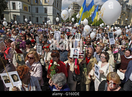 Ukrainer besuchen den unsterblichen Regiment Marsch für Victory Day Feierlichkeiten in Kiew, Ukraine, am 9. Mai 2016. Ukraine und Ländern der ehemaligen UdSSR markieren den 71. Jahrestag des Sieges über Nazi-Deutschland im zweiten Weltkrieg (Foto von Vasyl Shevchenko/Pacific Press) Stockfoto