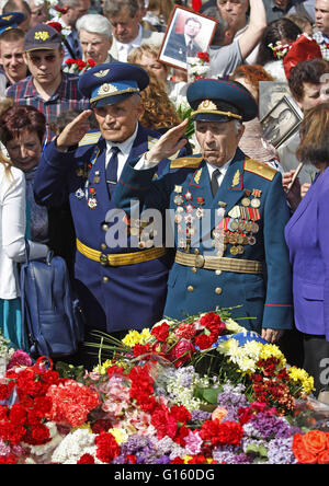 WWII Veteranen begrüßt, da sie legt Blumen auf das Grab des unbekannten Soldaten in Kiew, Ukraine, am 9. Mai 2016. Ukraine und Ländern der ehemaligen UdSSR markieren den 71. Jahrestag des Sieges über Nazi-Deutschland im zweiten Weltkrieg (Foto von Vasyl Shevchenko/Pacific Press) Stockfoto