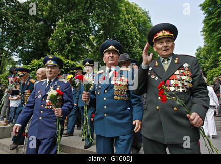 WWII Veteranen Spaziergänge mit Blumen auf das Grab des unbekannten Soldaten in Kiew, Ukraine, am 9. Mai 2016. Ukraine und Ländern der ehemaligen UdSSR markieren den 71. Jahrestag des Sieges über Nazi-Deutschland im zweiten Weltkrieg (Foto von Vasyl Shevchenko/Pacific Press) Stockfoto