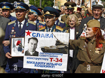 Ukrainer besuchen den unsterblichen Regiment Marsch für Victory Day Feierlichkeiten in Kiew, Ukraine, am 9. Mai 2016. Ukraine und Ländern der ehemaligen UdSSR markieren den 71. Jahrestag des Sieges über Nazi-Deutschland im zweiten Weltkrieg (Foto von Vasyl Shevchenko/Pacific Press) Stockfoto