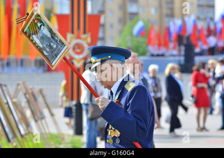 Tambow, Tambow, Russland. 9. Mai 2016. 9. Mai 2016 veranstaltet die internationale Aktion '' unsterblich Regiment'', die in allen Städten und Regionen der Russischen Föderation stattfand © Aleksei Sukhorukov/ZUMA Draht/Alamy Live News Stockfoto