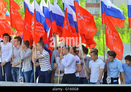 9. Mai 2016 - Tambow, veranstaltete Tambow, Russland - 9. Mai 2016 die internationale Aktion '' unsterblich Regiment'', die in allen Städten und Regionen der Russischen Föderation (auf dem Foto - Aktion '' unsterblich Regiment'' in Tambow) stattfand. Russische Jugendliche mit Flaggen Russlands und Fahnen der Regimenter und Divisionen der UdSSR der Zeit des großen Vaterländischen Krieges (Credit-Bild: © Aleksei Sukhorukov über ZUMA Draht) Stockfoto