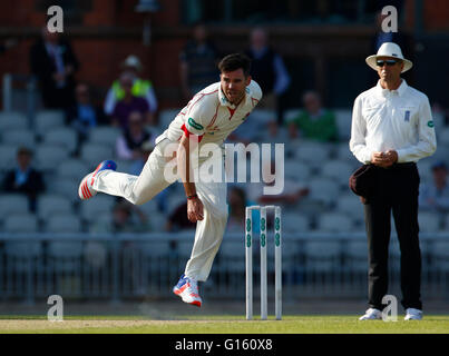 Old Trafford, Manchester, UK. 9. Mai 2016. Supersavers County Cricket Meisterschaft. Lancashire gegen Hampshire. Lancashire und England schnell Bowler James Anderson schickt sich eine Kugel in seiner Öffnung Bann in der Hampshire zweiten Innings. © Aktion Plus Sport/Alamy Live-Nachrichten Stockfoto