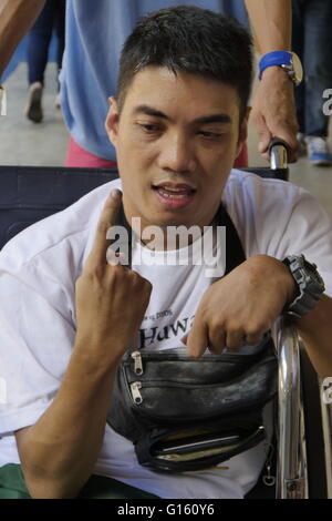 Mandaluyong, Philippinen. 9. Mai 2016. Diese Person auf einem Rad endlich seine Stimme und er zeigt es. © George Buid/Pacific Press/Alamy Live-Nachrichten Stockfoto