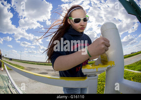 Davenport, Iowa, USA. 4. Mai 2016. Shelby Ford, 15, im zweiten Jahr, ein Mitglied des zentralen ROTC Davenport malt ein Tor bei Davenport Soccer Complex aus Division Street Davenport. © Louis Brems/Quad-Stadt-Zeiten / ZUMA Draht/Alamy Live News Stockfoto