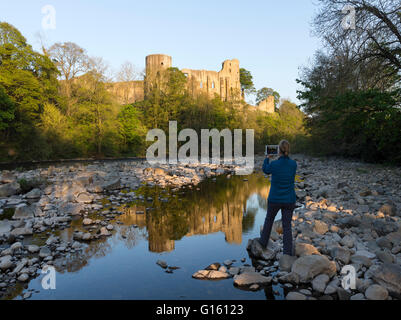 Barnard Castle, Teesdale, County Durham UK.  Montag, 9. Mai 2016. Großbritannien Wetter.  Ein schöner warmer Abend in Nordengland wie die Sonne leuchtet die mittelalterliche Burg Barnard, die Burg hoch auf einem Felsvorsprung oberhalb des Flusses Tees eingestellt. Bildnachweis: David Forster/Alamy Live-Nachrichten Stockfoto