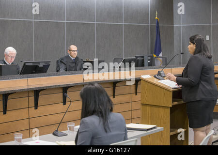 Davenport, Iowa, USA. 4. Mai 2016. Anagha Dixit, ein 3. Jahr Drake University Law Student Intern, stellt Argumente im Auftrag von Merrill Howard, 30, in Iowa Court Of Appeals in die Erschießung von Deanna Shipp, 9. © Louis Brems/Quad-Stadt-Zeiten / ZUMA Draht/Alamy Live News Stockfoto