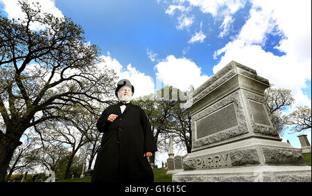 Davenport, Iowa, USA. 4. Mai 2016. John Turner schildert Dr. Charles Parry. Mittwoch, 4. Mai 2016. © Jeff Cook/Quad-Stadt-Zeiten / ZUMA Draht/Alamy Live News Stockfoto