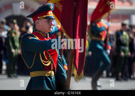 St. Petersburg, Russland, 9. Mai 2016. Unsterbliche Regiment ist eine jährliche Aktion gewidmet den Menschen, die gegen Fashizm während des zweiten Weltkrieges kämpften. Aboout 500 000 Menschen nahmen Teil an der Aktion in St. Petersburg in diesem Jahr. Bildnachweis: studio204/Alamy Live-Nachrichten Stockfoto