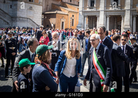 Rom, Italien. 9. Mai 2016. Die staatliche Grundschule in Rom anlässlich des Europatags. Im Bild einer Gruppe von Kindern auf dem Platz des Kapitols, mit einem Schild der Europäischen Gemeinschaft. © Andrea Ronchini/Pacific Press/Alamy Live-Nachrichten Stockfoto