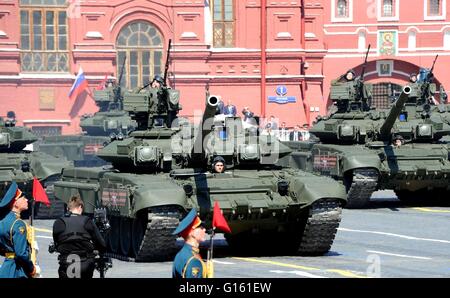Russische Soldaten in T-14 Armata Kampfpanzer während der jährlichen Tag des Sieges Militärparade anlässlich der 71. Jahrestag des Endes des zweiten Weltkriegs auf dem Roten Platz 9. Mai 2016 in Moskau, Russland. Stockfoto