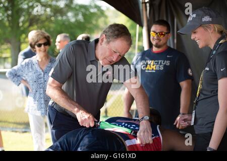 Der ehemalige Präsident George W. Bush hilft Athleten Marine Corps Veteran Alex Nguyen erholen Wettbewerb während des Invictus Games 2016 vorläufige Feld Wettbewerbs bei ESPN Wide Word of Sports 8. Mai 2016 in Orlando, Florida. Nguyen ist Mitglied des Team USA im Feld und Rollstuhl-Rugby. Auch abgebildet sind, ehemalige First Lady Laura Bush, US Marine Corps Veteran Eric Rodriguez und Physiotherapeut Laura Scott. Stockfoto