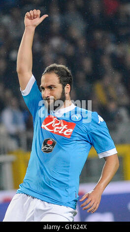 Turin, Italien. 8. Mai 2016. Gonzalo Higuain Gesten während der Fußball-Serie A-match zwischen Torino FC und SSC Napoli SSC Napoli gewinnt 2: 1 gegen den FC Turin. © Nicolò Campo/Pacific Press/Alamy Live-Nachrichten Stockfoto