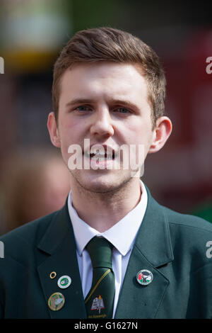 Belfast, UK. 9. Mai 2016. Cónall Ó Corra Coláiste Feirste School, war der Hauptredner bei der Protest außerhalb BBC Hauptsitz Omeau Avenue Belfast, der Protest ist im Zusammenhang mit was beschrieben als der BBC schneidet sie kurz wurde, wenn eine in Bezug auf die irische Sprache in Frage einer BBC-Wahldebatte Stockfoto