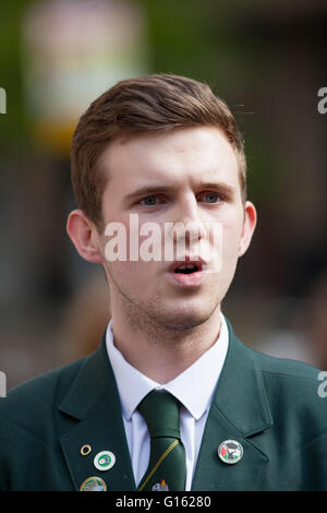 Belfast, UK. 9. Mai 2016. Cónall Ó Corra Coláiste Feirste School, war der Hauptredner bei der Protest außerhalb BBC Hauptsitz Omeau Avenue Belfast, der Protest ist im Zusammenhang mit was beschrieben als der BBC schneidet sie kurz wurde, wenn eine in Bezug auf die irische Sprache in Frage einer BBC-Wahldebatte Stockfoto