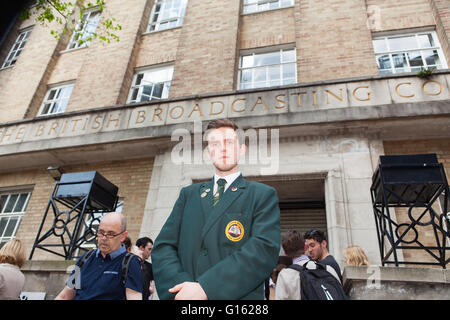 Belfast, UK. 9. Mai 2016.  Cónall Ó Corra Coláiste Feirste School, war der Hauptredner bei der Protest außerhalb BBC Hauptsitz Omeau Avenue Belfast, der Protest ist im Zusammenhang mit was beschrieben als der BBC schneidet sie kurz wurde, wenn eine in Bezug auf die irische Sprache in Frage einer BBC-Wahldebatte Stockfoto