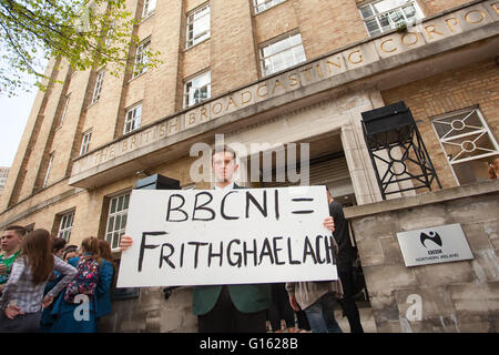 Belfast, UK. 9. Mai 2016. Cónall Ó Corra Coláiste Feirste School, war der Hauptredner bei der Protest außerhalb BBC Hauptsitz Omeau Avenue Belfast, der Protest ist im Zusammenhang mit was beschrieben als der BBC schneidet sie kurz wurde, wenn eine in Bezug auf die irische Sprache in Frage einer BBC-Wahldebatte Credit: Bonzo/Alamy Live News Stockfoto