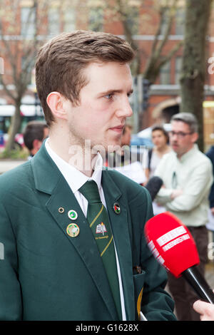 Belfast, UK. 9. Mai 2016. Cónall Ó Corra Coláiste Feirste School, war der Hauptredner bei der Protest außerhalb BBC Hauptsitz Omeau Avenue Belfast, der Protest ist im Zusammenhang mit was beschrieben als der BBC schneidet sie kurz wurde, wenn eine in Bezug auf die irische Sprache in Frage einer BBC-Wahldebatte Credit: Bonzo/Alamy Live News Stockfoto