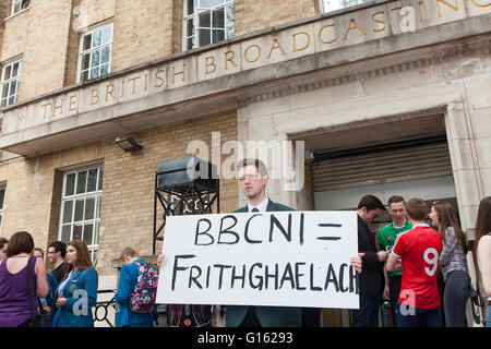 Belfast, UK. 9. Mai 2016. Cónall Ó Corra Coláiste Feirste School, war der Hauptredner bei der Protest außerhalb BBC Hauptsitz Omeau Avenue Belfast, der Protest ist im Zusammenhang mit was beschrieben als der BBC schneidet sie kurz wurde, wenn eine in Bezug auf die irische Sprache in Frage einer BBC-Wahldebatte Credit: Bonzo/Alamy Live News Stockfoto