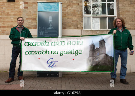 Belfast, UK. 9. Mai 2016. Irische Sprache Lautsprecher zu protestieren, außen BBC head Quarters bei Broadcasting House in Nordirland in was sie beschrieben, wie der BBC, sie kurz zu schneiden, wenn eine in Bezug auf die irische Sprache während Frage einer BBC-Wahl diskutieren © Bonzo/Alamy Live News Bildnachweis: Bonzo/Alamy Live News Stockfoto