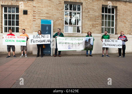 Belfast, UK. 9. Mai 2016. Irische Sprache Lautsprecher zu protestieren, außen BBC head Quarters bei Broadcasting House in Nordirland in was sie beschrieben, wie der BBC, sie kurz zu schneiden, wenn eine in Bezug auf die irische Sprache während Frage einer BBC Wahldebatte Credit: Bonzo/Alamy Live News Stockfoto