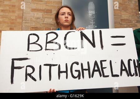 Belfast, UK. 9. Mai 2016. Irische Sprache Lautsprecher zu protestieren, außen BBC head Quarters bei Broadcasting House in Nordirland in was sie beschrieben, wie der BBC, sie kurz zu schneiden, wenn eine in Bezug auf die irische Sprache während Frage einer BBC Wahldebatte Credit: Bonzo/Alamy Live News Stockfoto