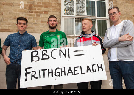 Belfast, UK. 9. Mai 2016. Irische Sprache Lautsprecher zu protestieren, außen BBC head Quarters bei Broadcasting House in Nordirland in was sie beschrieben, wie der BBC, sie kurz zu schneiden, wenn eine in Bezug auf die irische Sprache während Frage einer BBC Wahldebatte Credit: Bonzo/Alamy Live News Stockfoto